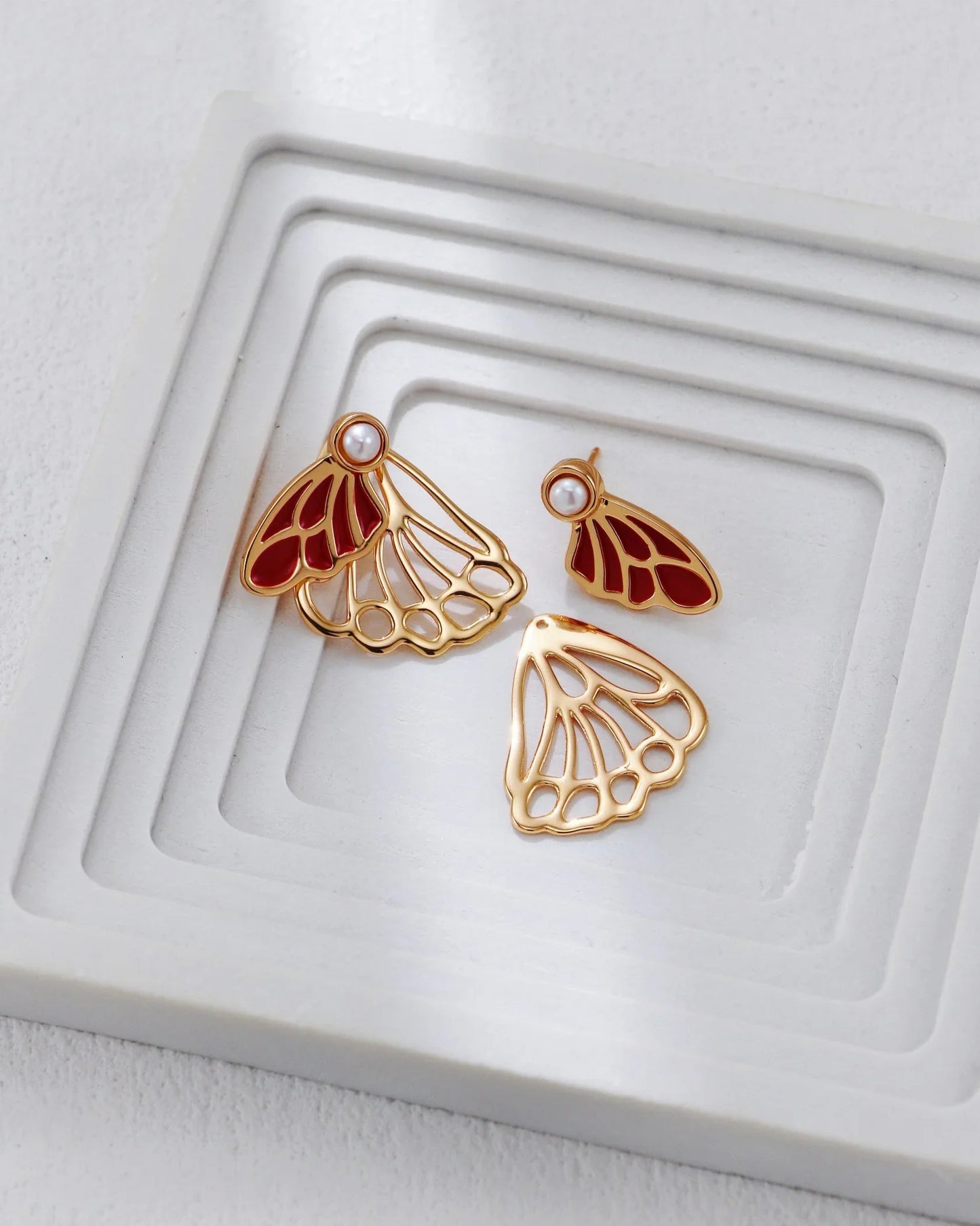 Karmosinrøde sommerfugløreringer