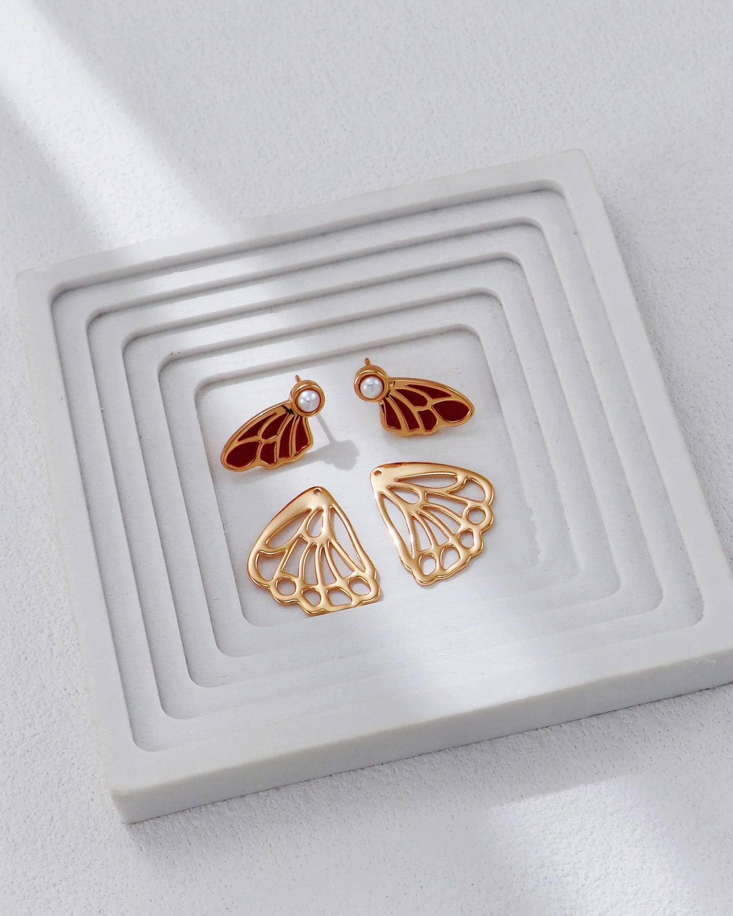 Karmosinrøde sommerfugløreringer